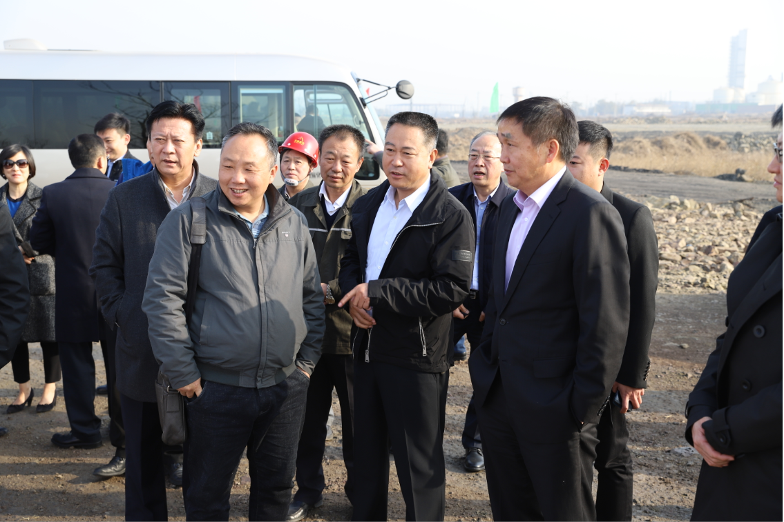 11月1日上午,中化国际总裁刘红生一行在贾永明的陪同下前往清徐参观了